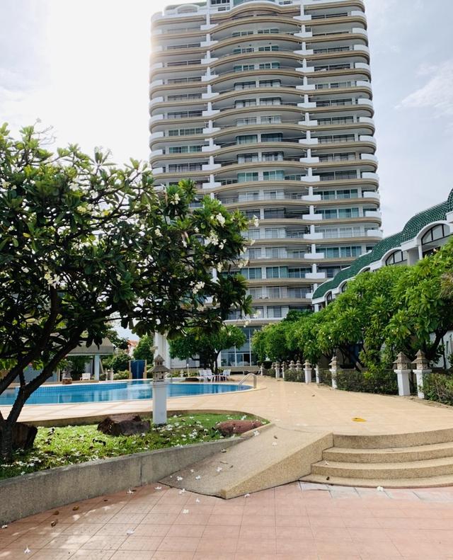 รอยัล บีช คอนโดมิเนียม [Royal Beach Condominium]