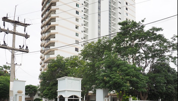 รอยัล บีช คอนโดมิเนียม [Royal Beach Condominium]