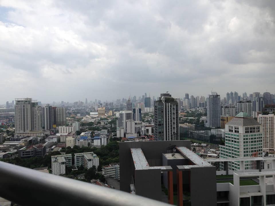 สกาย วอล์ค คอนโดมิเนียม [Sky Walk Condominium]