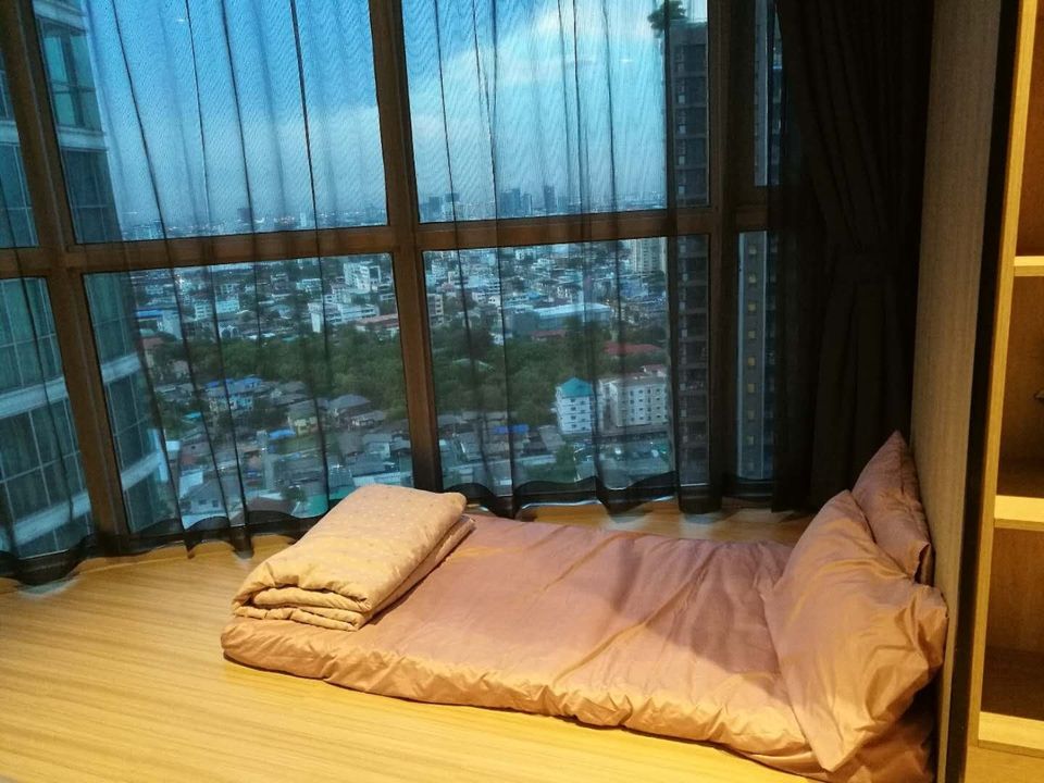 สกาย วอล์ค คอนโดมิเนียม [Sky Walk Condominium]