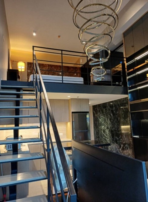 เดอะ ลอฟท์ สีลม [The Lofts Silom]