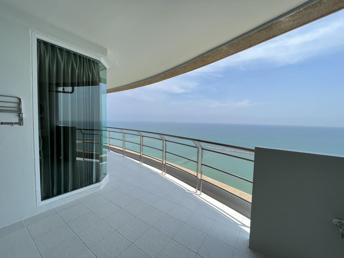 รอยัล บีช คอนโดมิเนียม [Royal Beach Condominium]